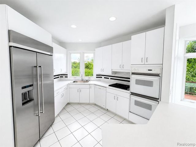 6446 Royal Pointe Drive, West Bloomfield, MI 48322