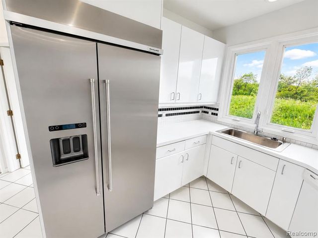 6446 Royal Pointe Drive, West Bloomfield, MI 48322