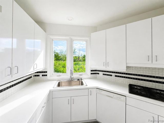 6446 Royal Pointe Drive, West Bloomfield, MI 48322