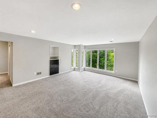 6446 Royal Pointe Drive, West Bloomfield, MI 48322