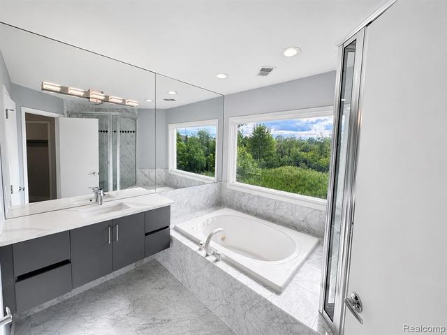 6446 Royal Pointe Drive, West Bloomfield, MI 48322