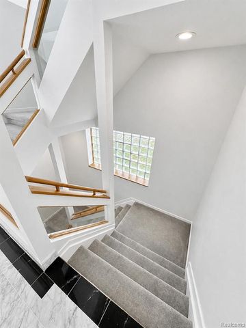 6446 Royal Pointe Drive, West Bloomfield, MI 48322