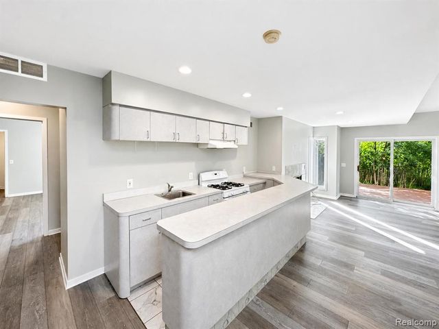 6446 Royal Pointe Drive, West Bloomfield, MI 48322
