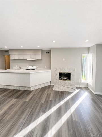 6446 Royal Pointe Drive, West Bloomfield, MI 48322