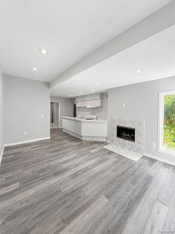 6446 Royal Pointe Drive, West Bloomfield, MI 48322