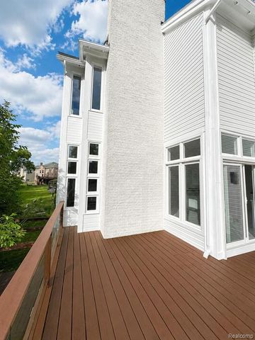 6446 Royal Pointe Drive, West Bloomfield, MI 48322