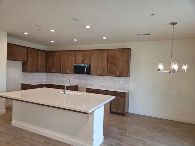 2318 N Hilton Street Syc27, Visalia, CA 93291