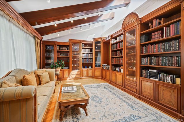 10 Hill Road, Sands Point, NY 11050