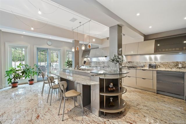 10 Hill Road, Sands Point, NY 11050