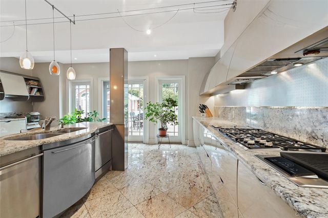 10 Hill Road, Sands Point, NY 11050