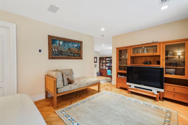 10 Hill Road, Sands Point, NY 11050