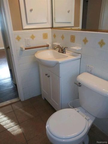 24051 Geneva Street, Oak Park, MI 48237
