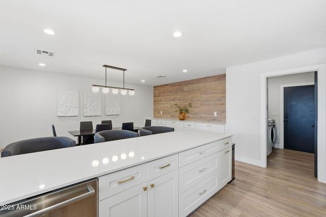 6113 E GELDING Drive, Scottsdale, AZ 85254