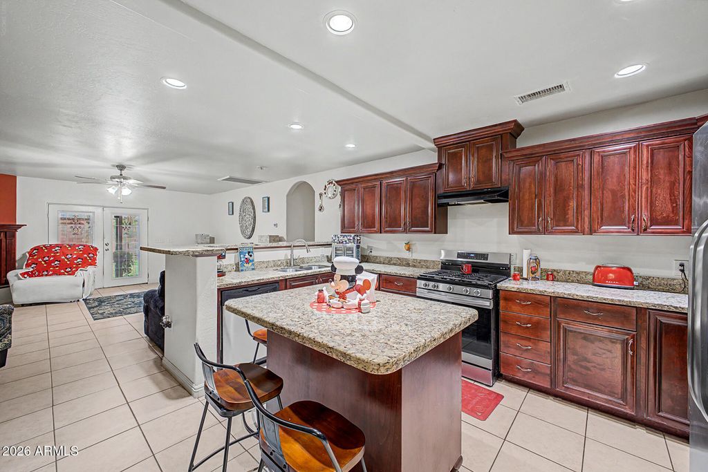 5402 W NORTHVIEW Avenue, Glendale, AZ 85301 — photo 4