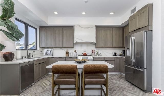 137 N Doheny Drive 2, Los Angeles, CA 90048