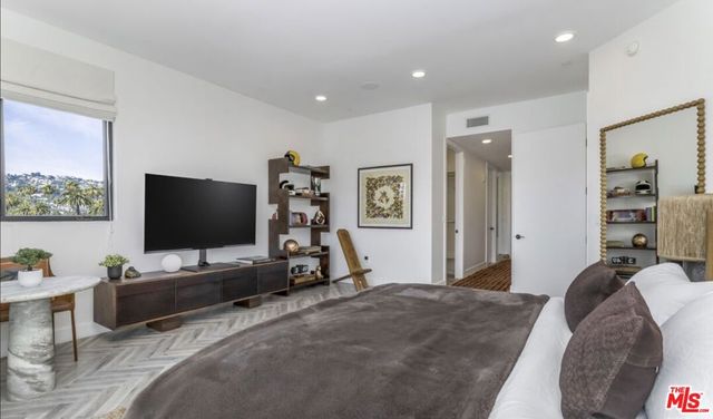 137 N Doheny Drive 2, Los Angeles, CA 90048