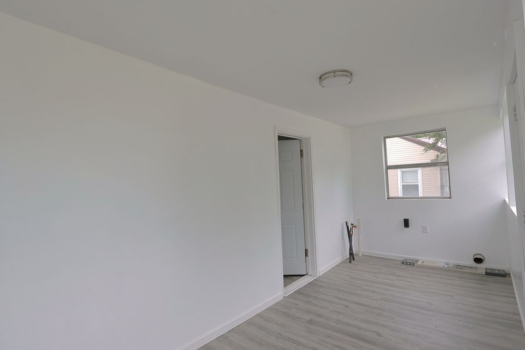 Image 4 of property listing at 314 S Franklin Street, Salem, IL 62881