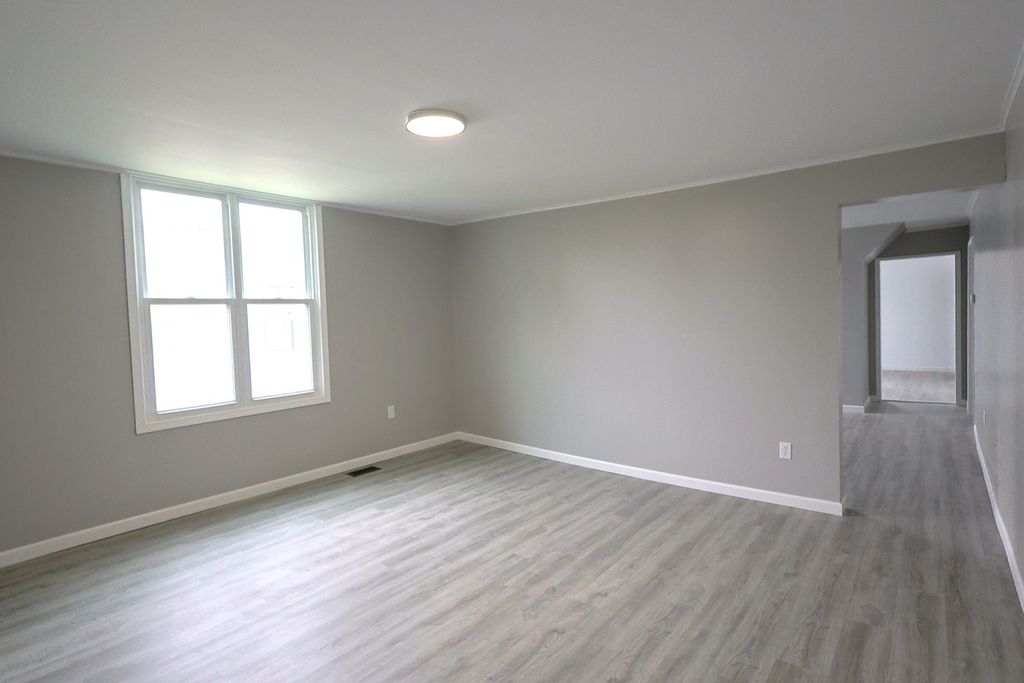 Image 5 of property listing at 314 S Franklin Street, Salem, IL 62881