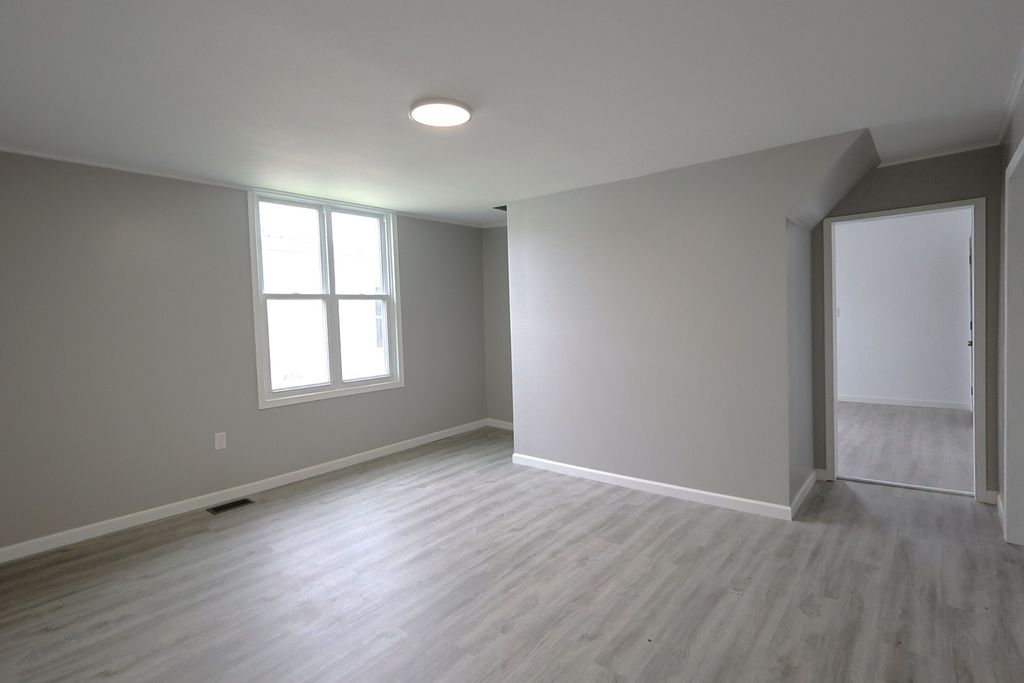 Image 7 of property listing at 314 S Franklin Street, Salem, IL 62881