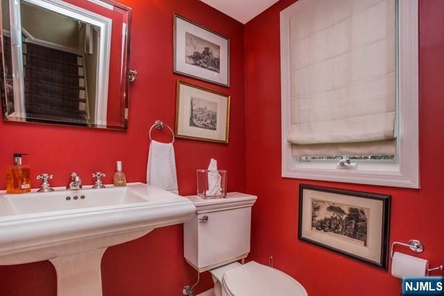 10 Orchard Place, Tenafly, NJ 07670