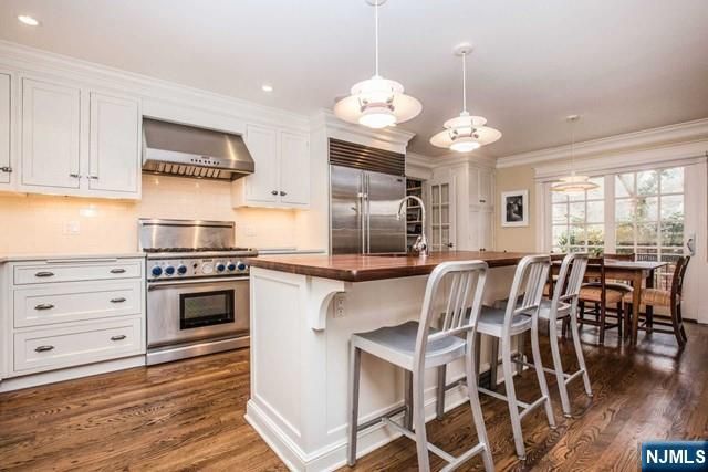 10 Orchard Place, Tenafly, NJ 07670