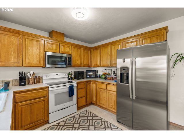 1880 MANIHI Dr, Eugene, OR 97404