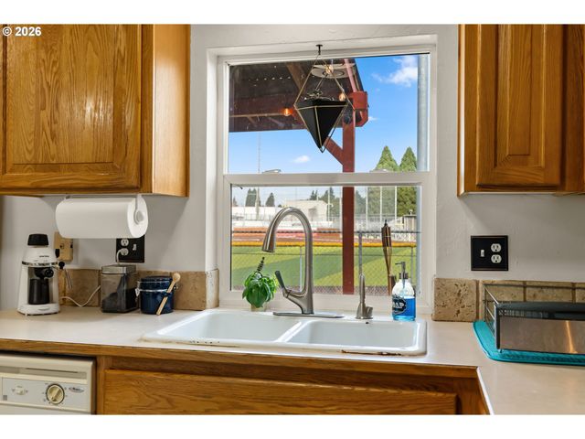 1880 MANIHI Dr, Eugene, OR 97404