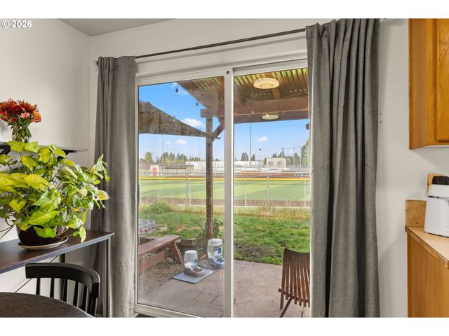 1880 MANIHI Dr, Eugene, OR 97404