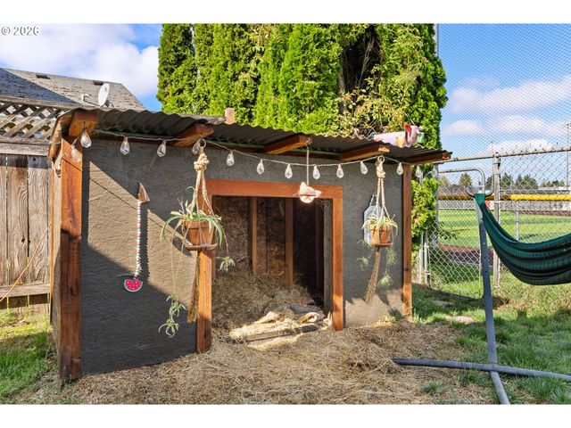 1880 MANIHI Dr, Eugene, OR 97404