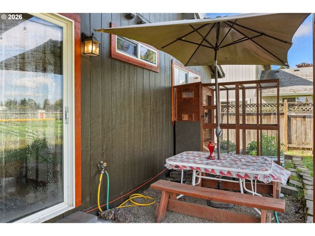 1880 MANIHI Dr, Eugene, OR 97404