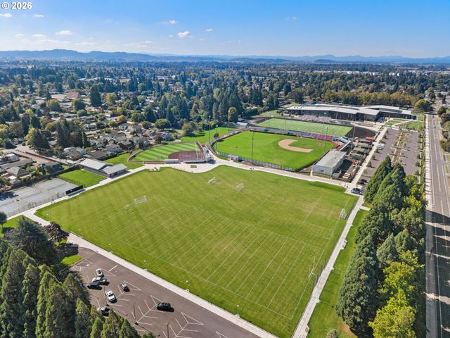 1880 MANIHI Dr, Eugene, OR 97404