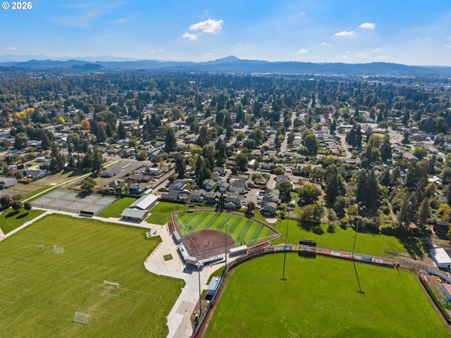 1880 MANIHI Dr, Eugene, OR 97404