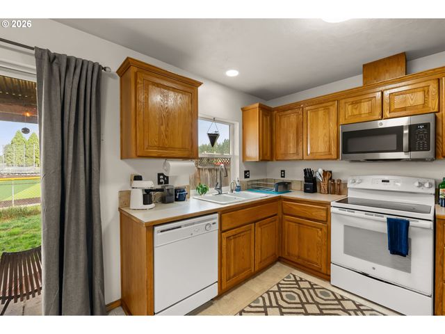 1880 MANIHI Dr, Eugene, OR 97404