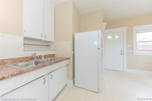 35324 Chestnut Street, Wayne, MI 48184