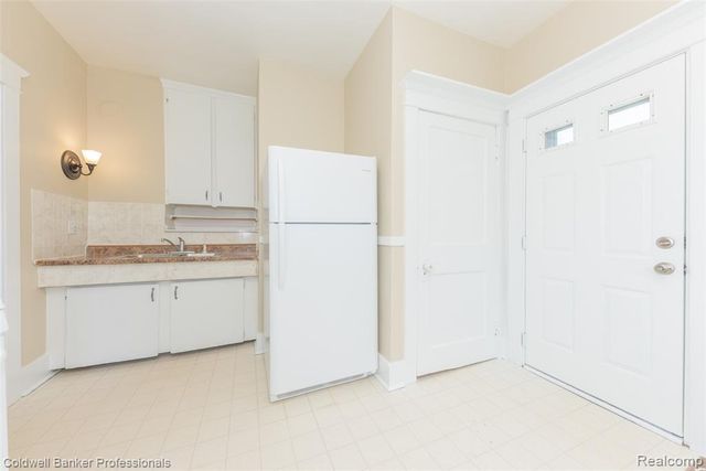 35324 Chestnut Street, Wayne, MI 48184