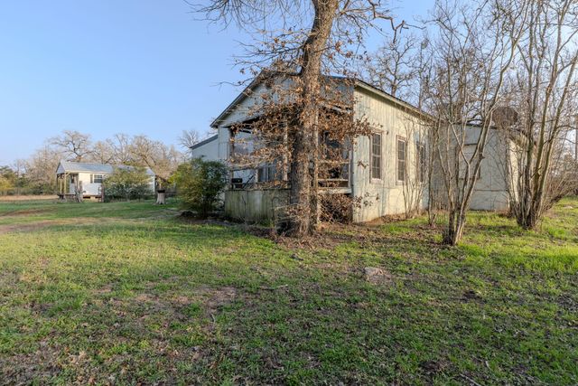 171 Split Rail LN, Smithville, TX 78957