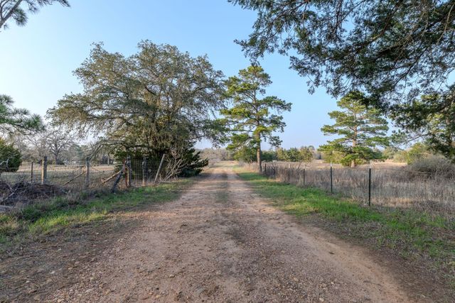 171 Split Rail LN, Smithville, TX 78957