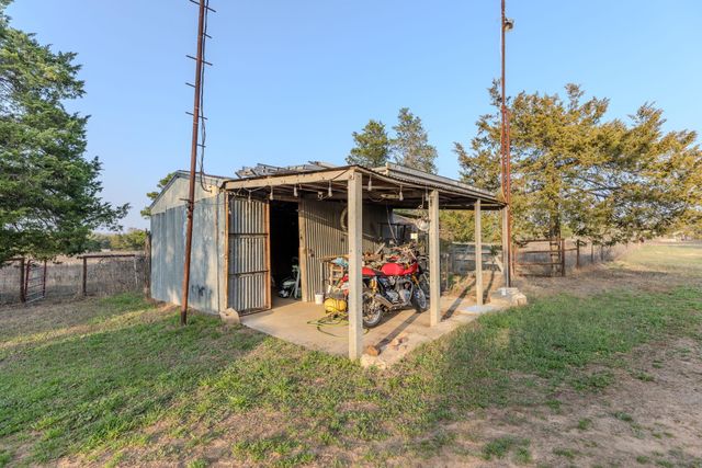 171 Split Rail LN, Smithville, TX 78957