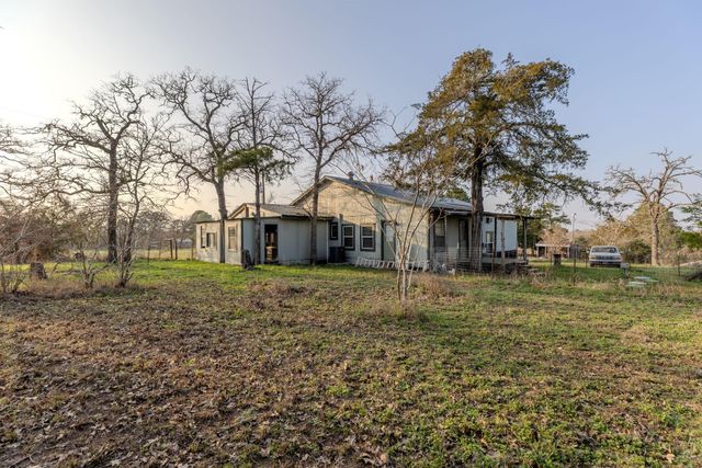171 Split Rail LN, Smithville, TX 78957