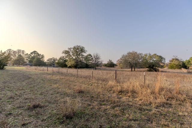 171 Split Rail LN, Smithville, TX 78957