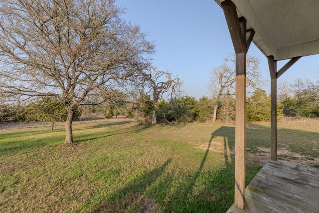 171 Split Rail LN, Smithville, TX 78957
