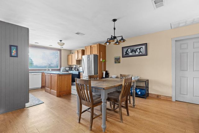 171 Split Rail LN, Smithville, TX 78957