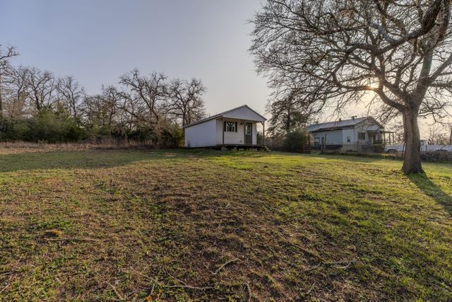 171 Split Rail LN, Smithville, TX 78957