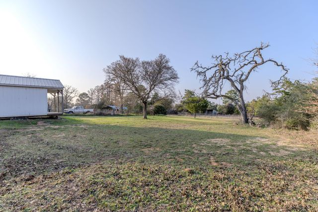 171 Split Rail LN, Smithville, TX 78957