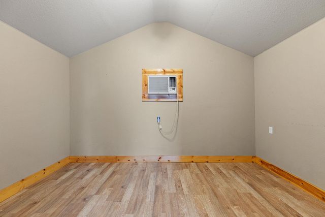 171 Split Rail LN, Smithville, TX 78957