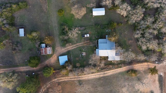 171 Split Rail LN, Smithville, TX 78957