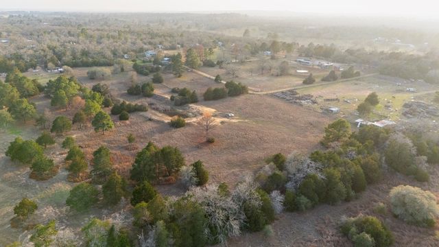 171 Split Rail LN, Smithville, TX 78957