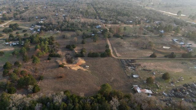 171 Split Rail LN, Smithville, TX 78957