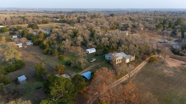 171 Split Rail LN, Smithville, TX 78957