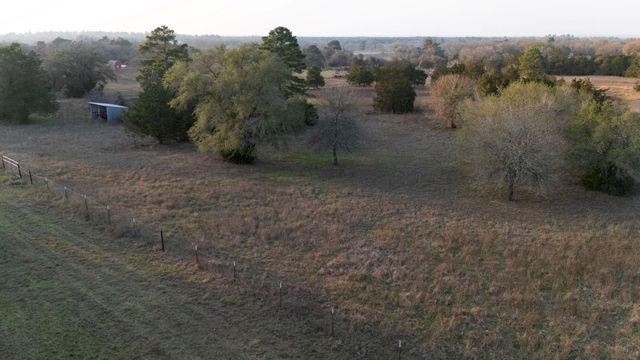 171 Split Rail LN, Smithville, TX 78957